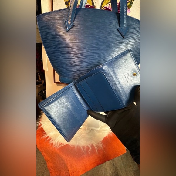 #027 LV EPI BLUE LEATHER BAG W/ FREE LV EPI COMPACT WALET - Picture 10 of 12